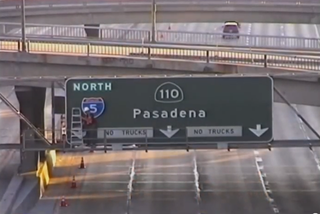 Illustration for article titled How One Fed-Up Dude Fixed an Awful Highway Sign Himself